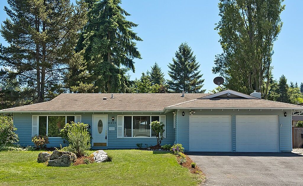Property Photo: 14215 NE 75th St WA 98052