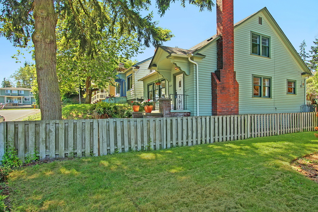 Property Photo:  3420 Nassau St  WA 98201 