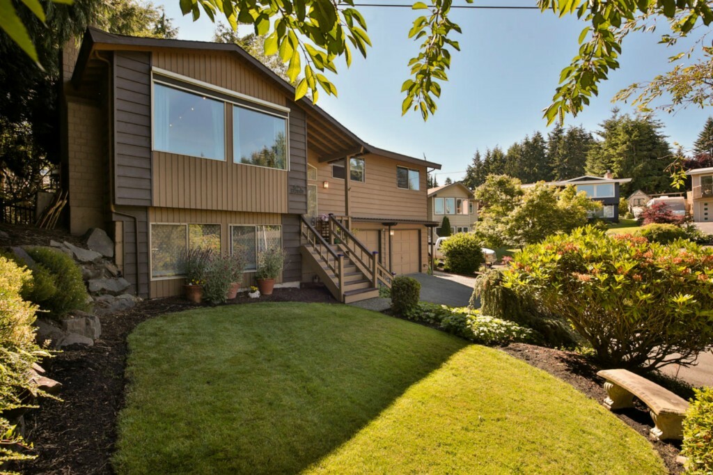 Property Photo:  708 Birch St  WA 98020 