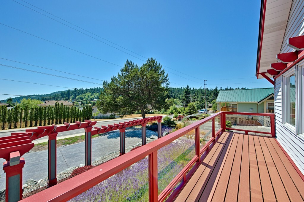 Property Photo:  6002 Sunset Ave  WA 98221 