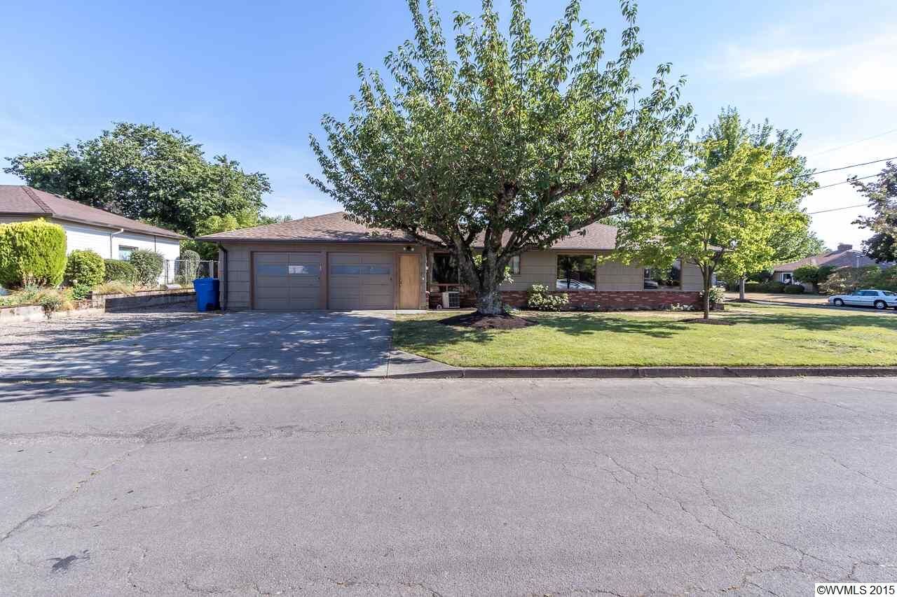 Property Photo: 1540 Evergreen Av NE OR 97301