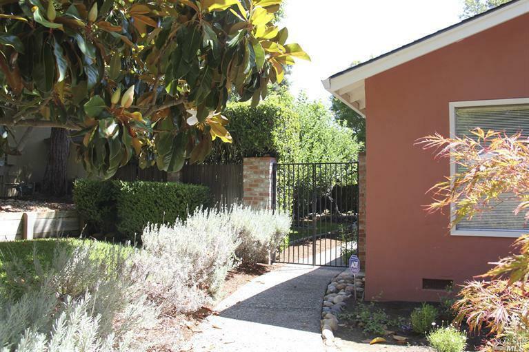 Property Photo:  6 Villa Vista Court  CA 94947 