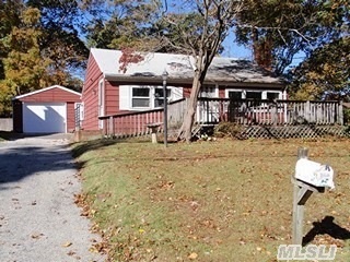 Property Photo:  6 Bayview Court  NY 11733 