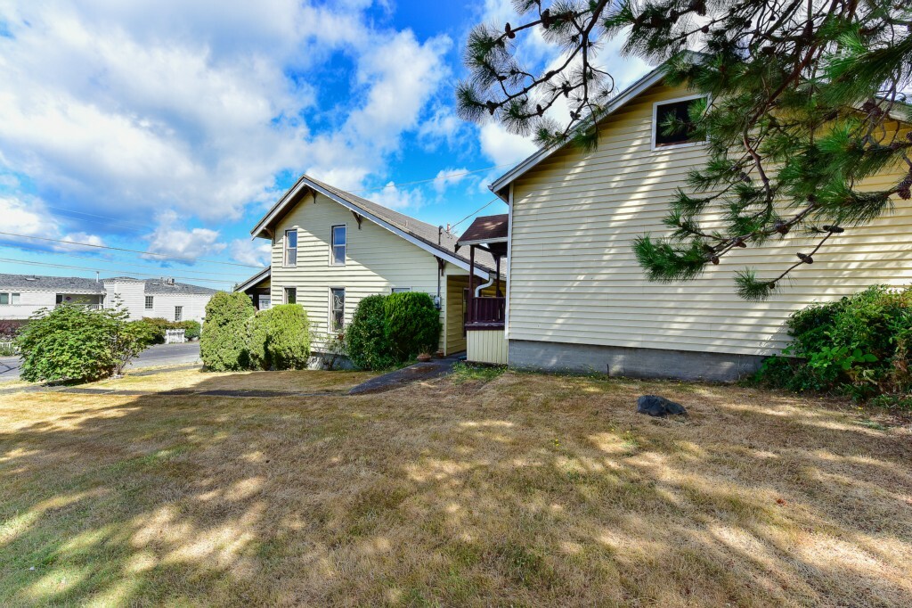 Property Photo:  915 11th St  WA 98225 