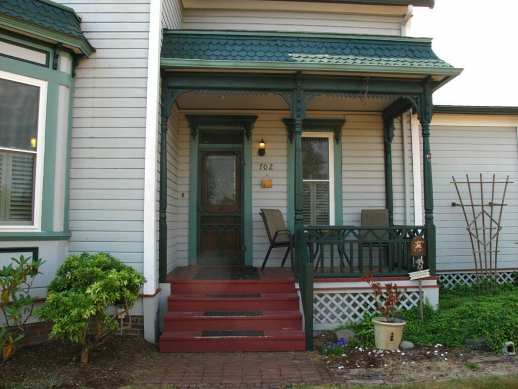 Property Photo:  702 S Cherry St  WA 98362 