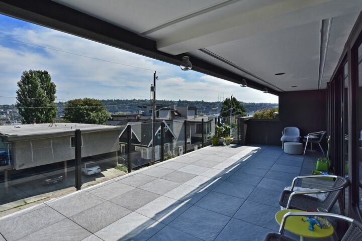 Property Photo:  2040 Waverly Place N 201  WA 98109 