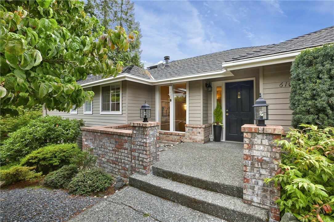 Property Photo:  610 9th Ave S  WA 98020 