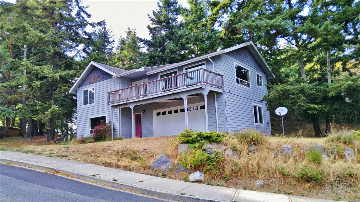 Property Photo:  610 Hillcrest Place  WA 98250 