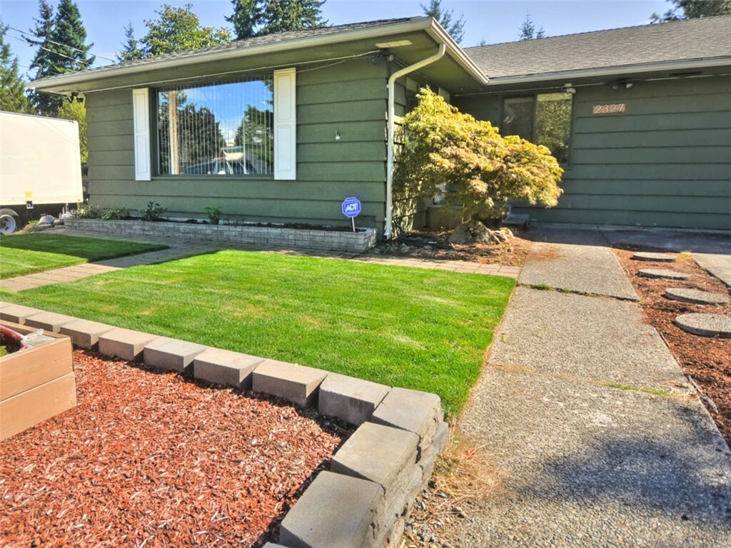 Property Photo:  2327 N 117th St  WA 98133 