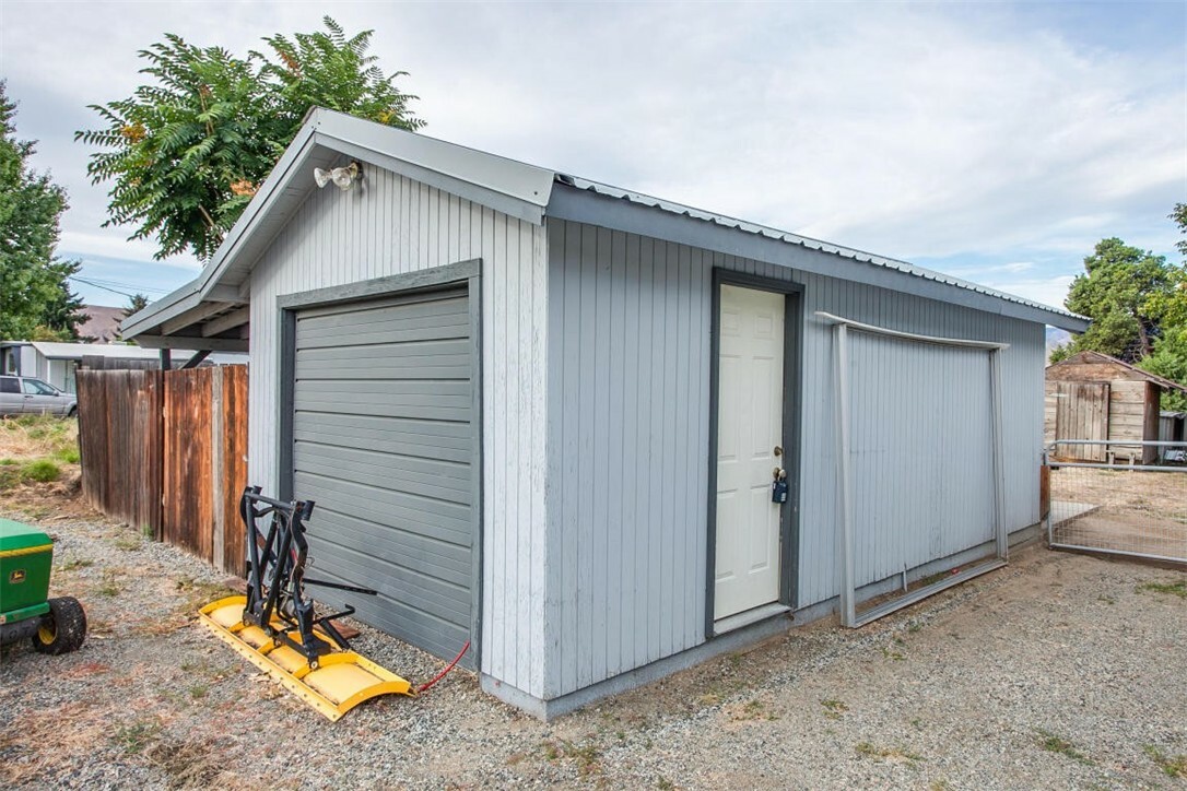 Property Photo:  646 NE 8th St  WA 98802 