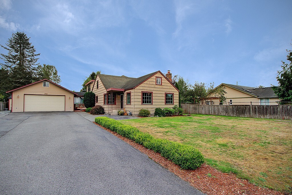 Property Photo: 1715 Pine Ave WA 98290