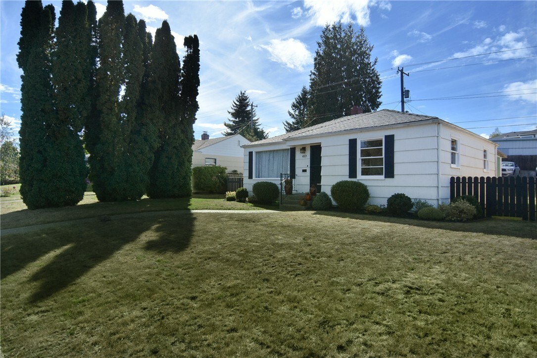 Property Photo:  4027 51st Ave SW  WA 98116 