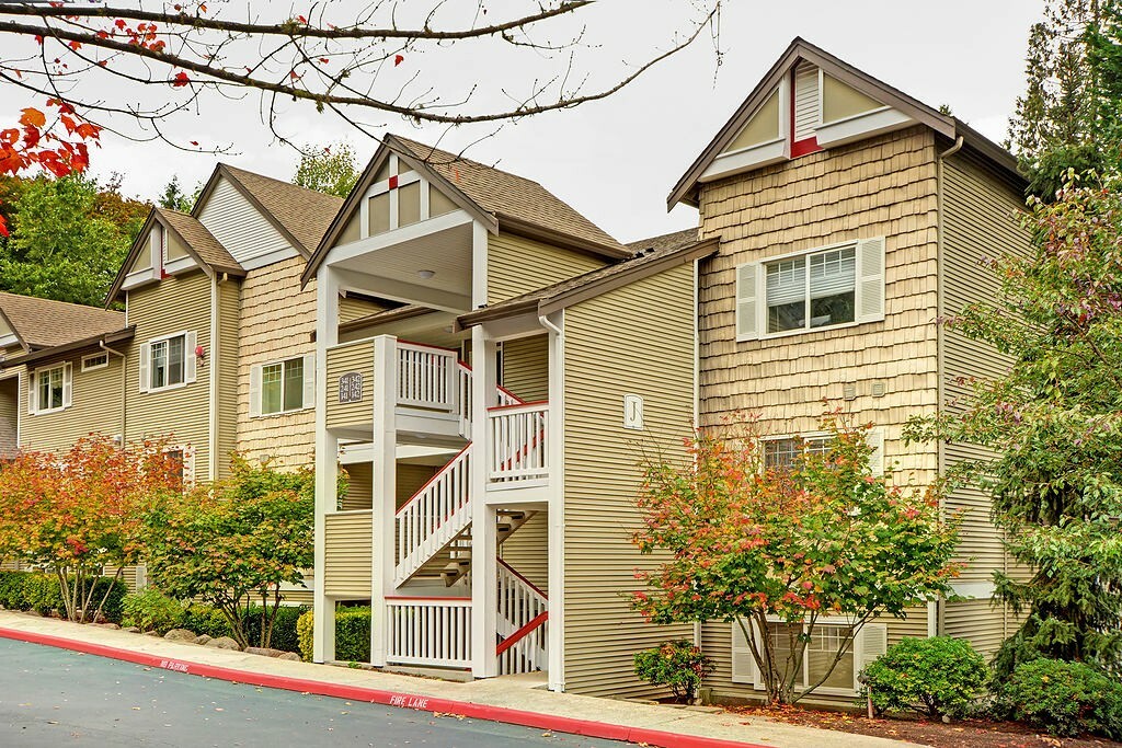 Property Photo: 18501 SE Newport Wy J241 WA 98027