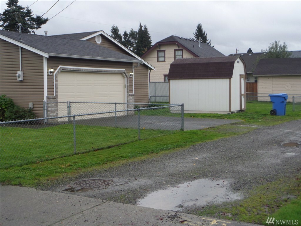 Property Photo:  1020 Academy St  WA 98390 