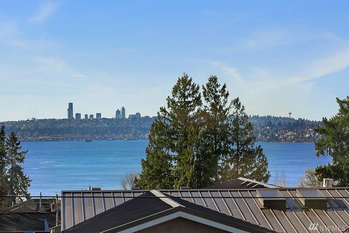 Property Photo:  526 14th Ave W  WA 98033 