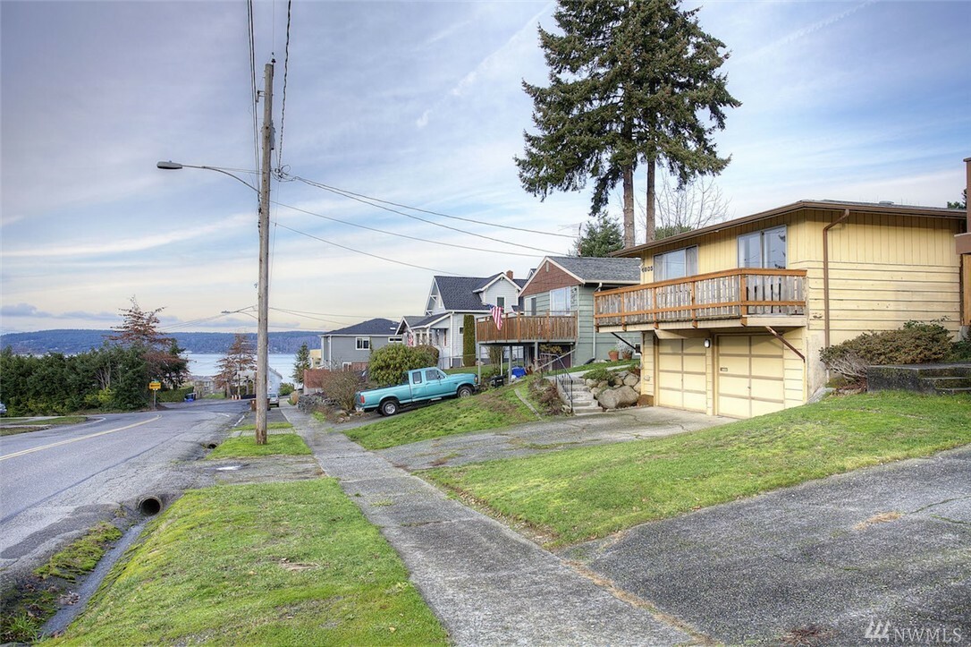 Property Photo:  4805 N Ferdinand St  WA 98407 