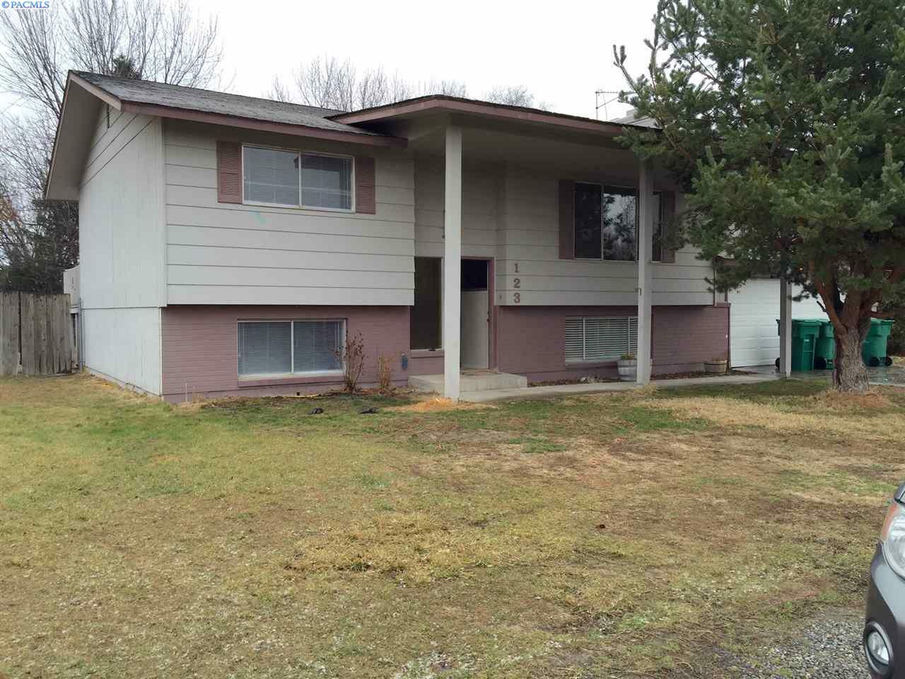 Property Photo:  123 E 36th Place  WA 99337 