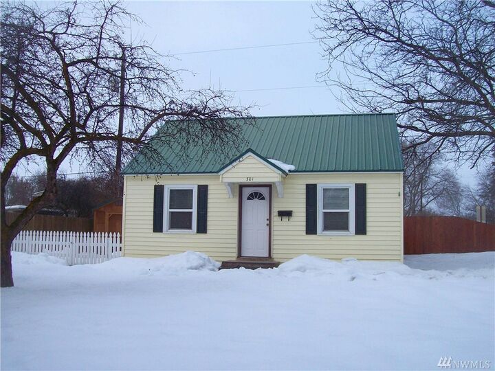 Property Photo:  301 S Sampson St  WA 98926 