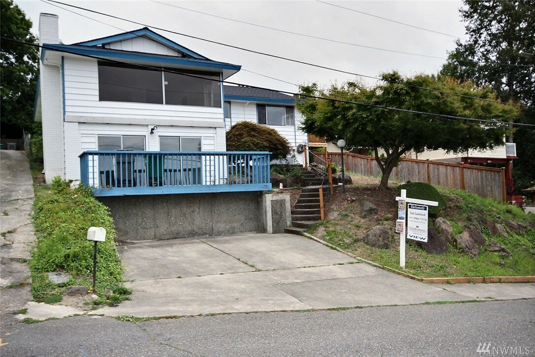 Property Photo:  658 Blaine Ave NE  WA 98056 