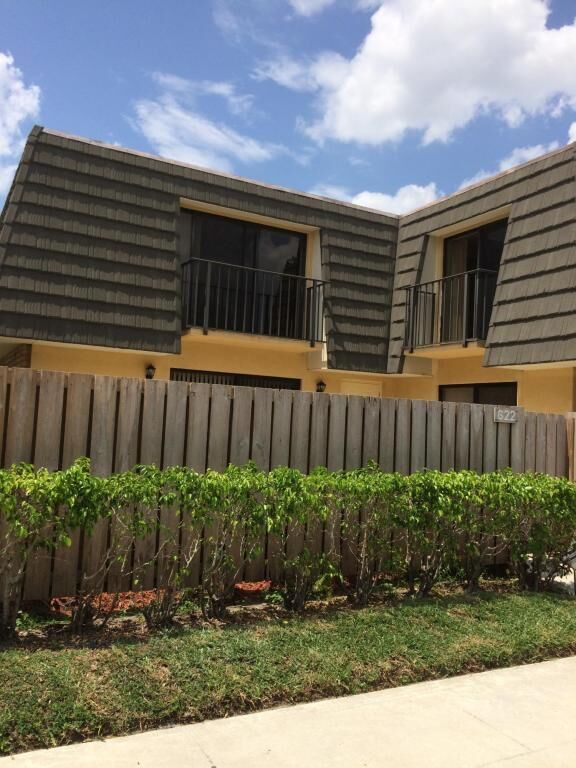 Property Photo:  622 6th Way 622  FL 33407 