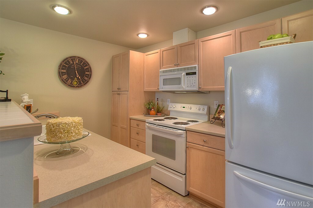 Property Photo: 25235 SE Klahanie Blvd N203 WA 98029