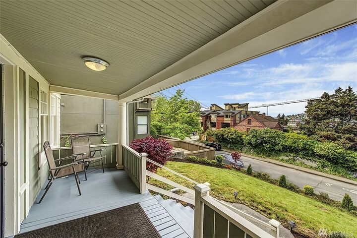 Property Photo:  1606 Lakeview Blvd E  WA 98102 