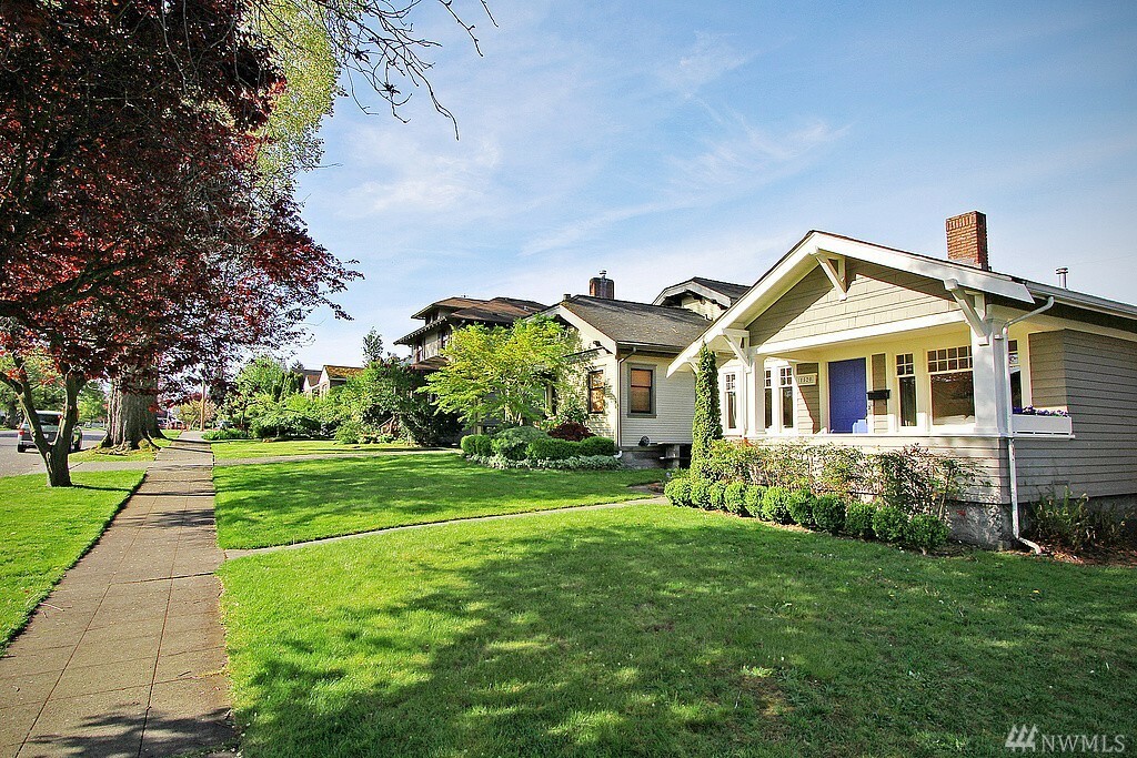 Property Photo: 1520 Hoyt Ave WA 98201