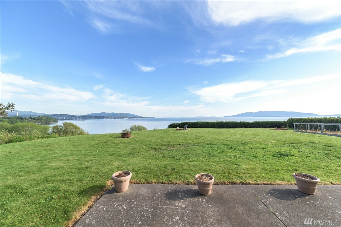 Property Photo:  3903 E Cliffside Dr  WA 98225 