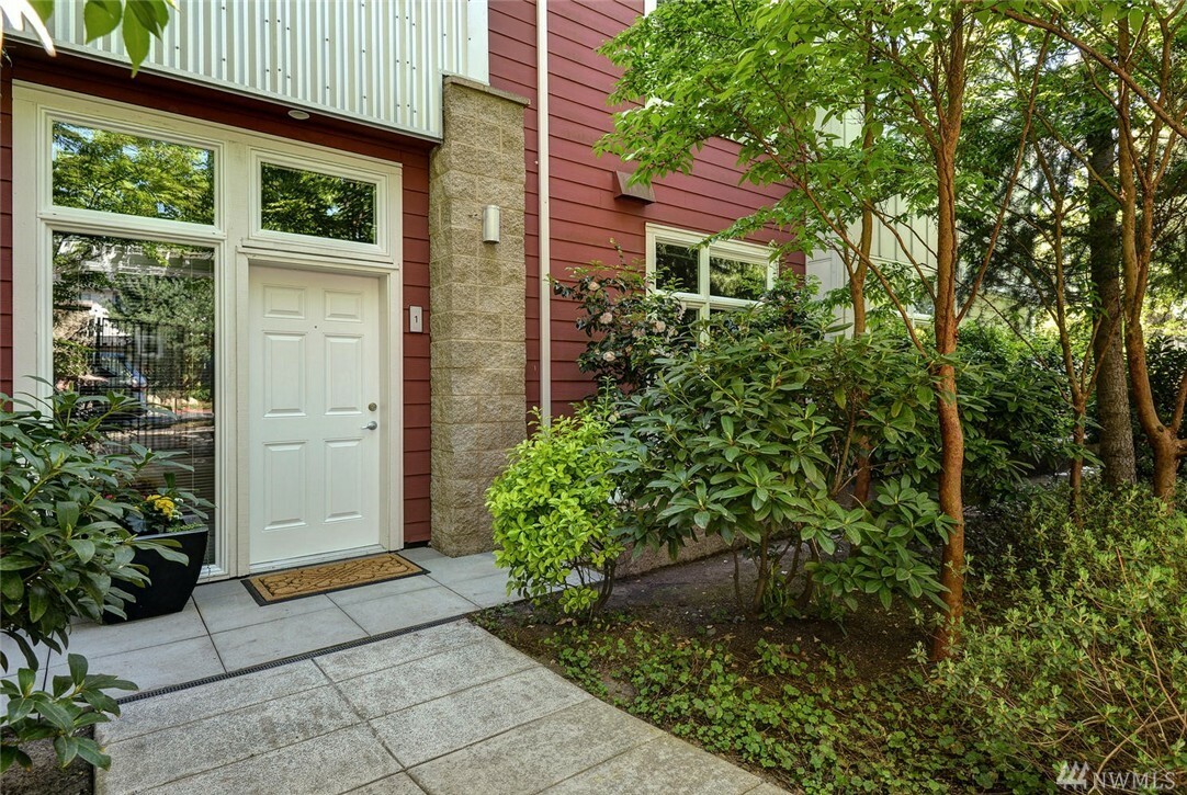 Property Photo:  511 7th Ave 1  WA 98033 