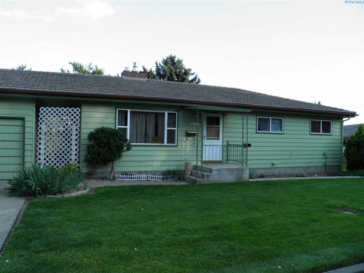 Property Photo: 1006 Vivian Dr WA 98930