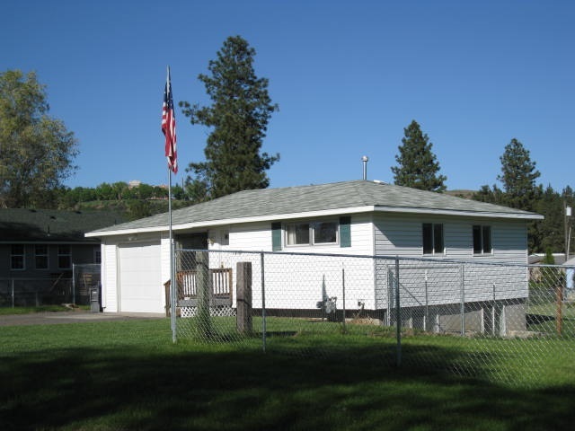 Property Photo: 7216 N Yale Rd WA 99217