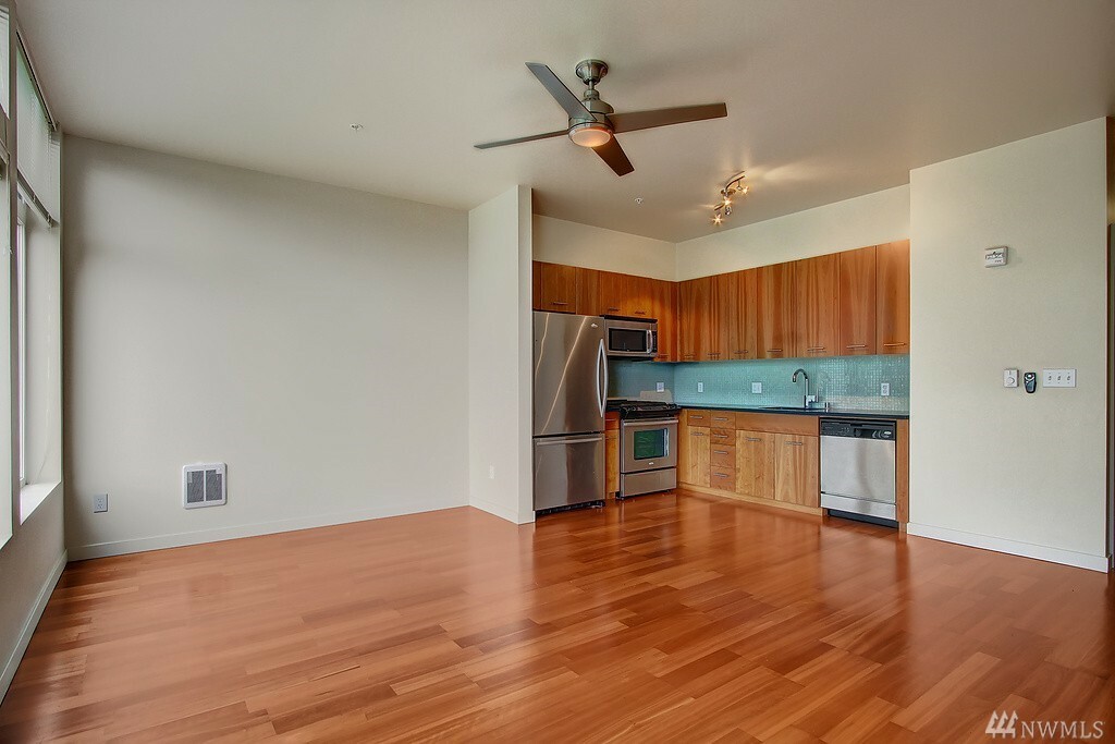 Property Photo: 2960 Eastlake Ave E 304 WA 98102