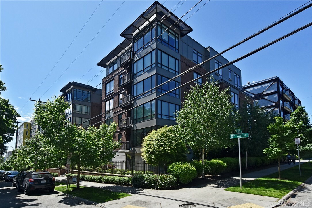 Property Photo:  4547 8th Ave NE 404  WA 98105 