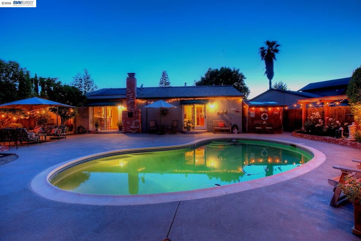 Property Photo:  749 Hanover St  CA 94551 