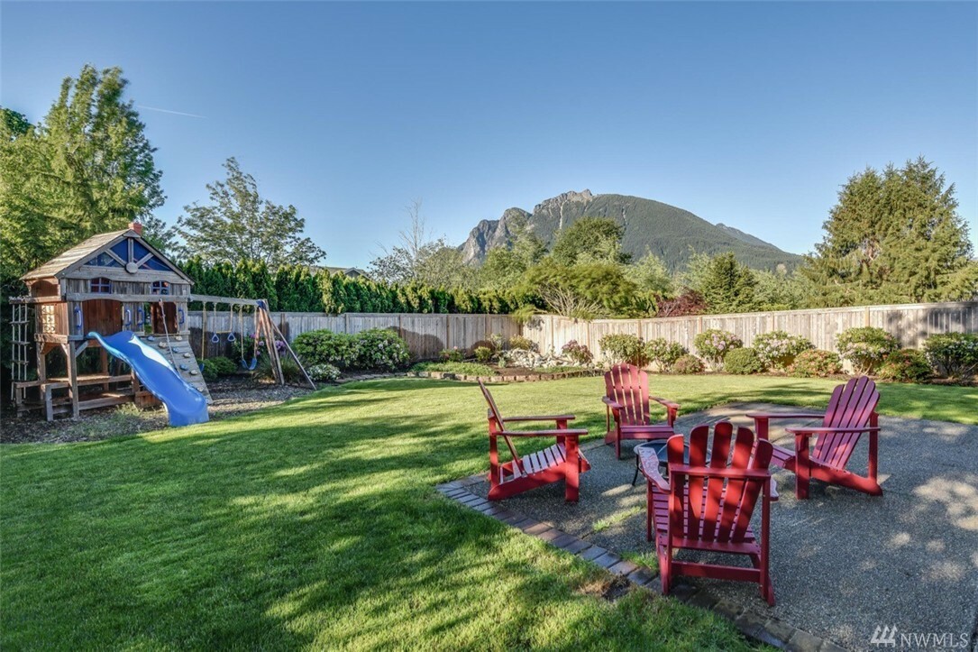 Property Photo: 220 SE 10th Cir WA 98045
