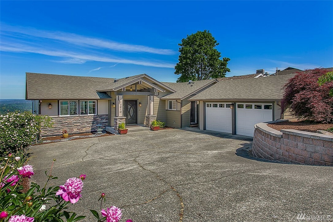 Property Photo:  13910 SE 44th Place  WA 98006 