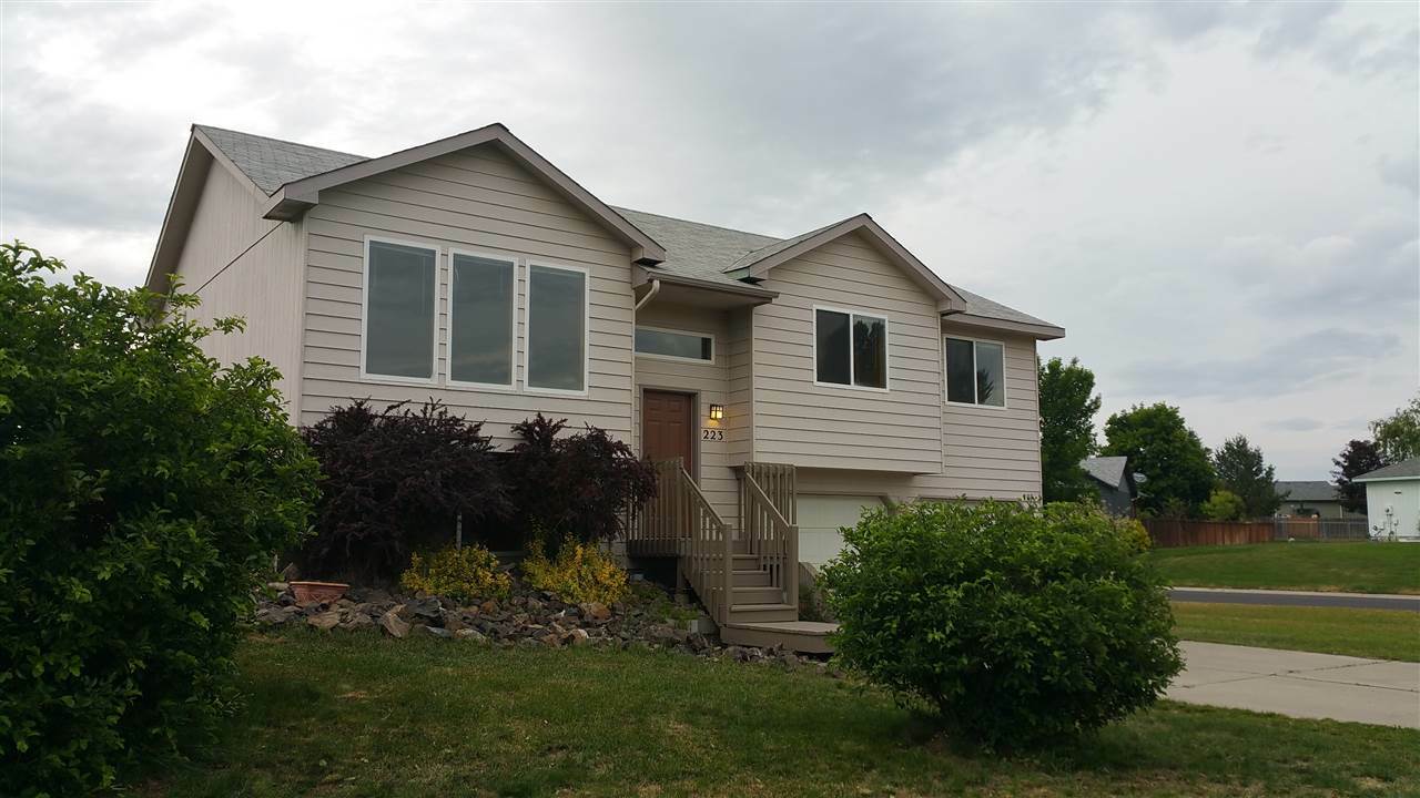 Property Photo: 223 E Westcrest Ct WA 99005