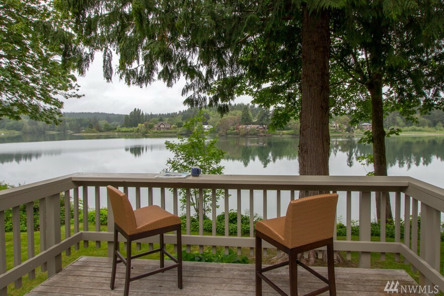 Property Photo: 1810 Eagle Harbor Lane NE WA 98110