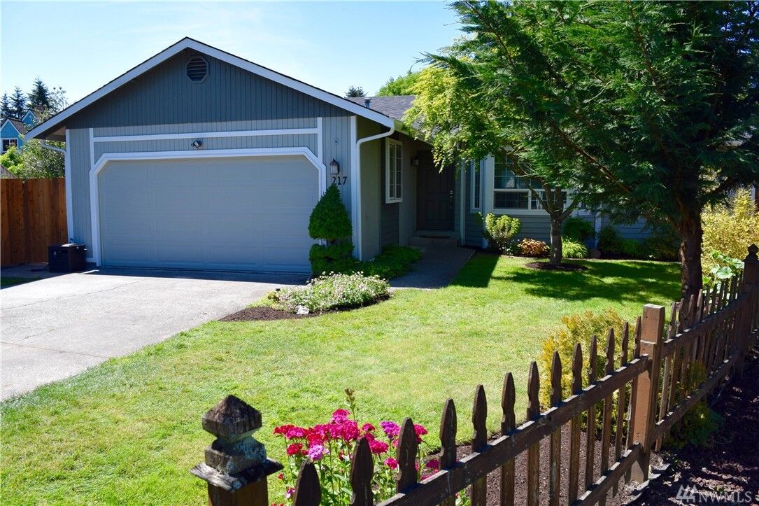 Property Photo:  217 S St SE  WA 98002 