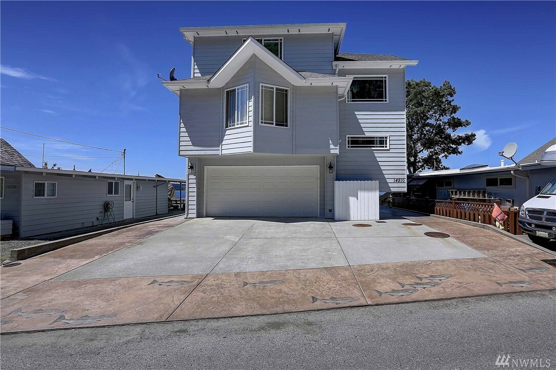 Property Photo: 14210 Evergreen Wy WA 98292