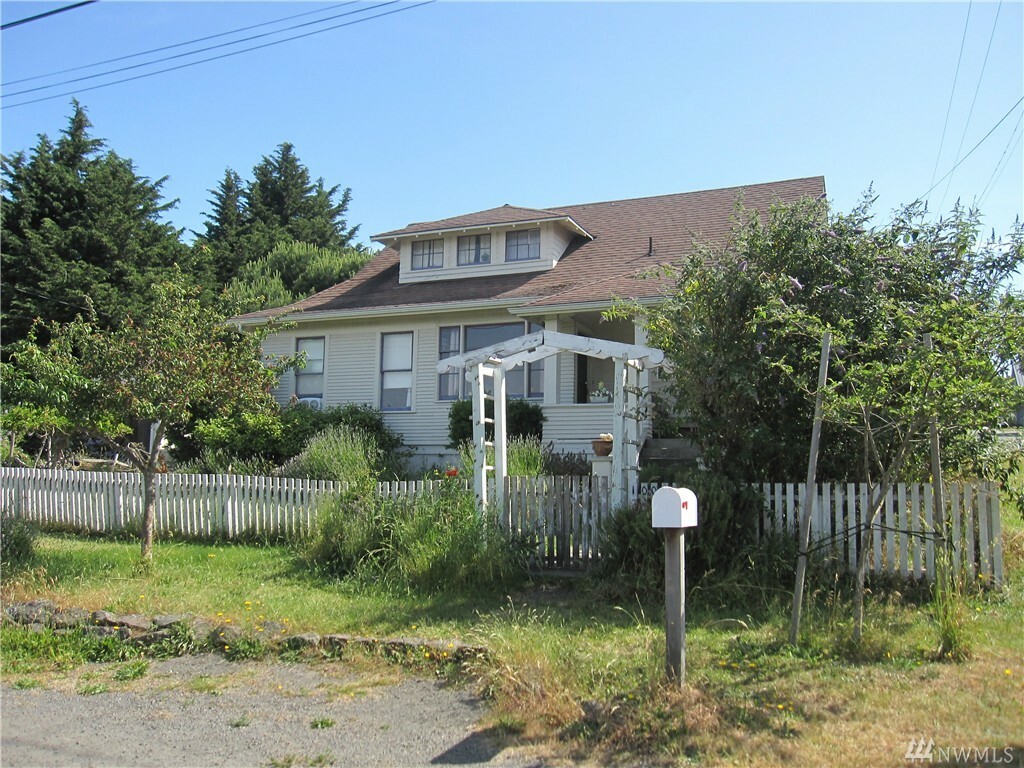 Property Photo:  1002 Cass St  WA 98368 