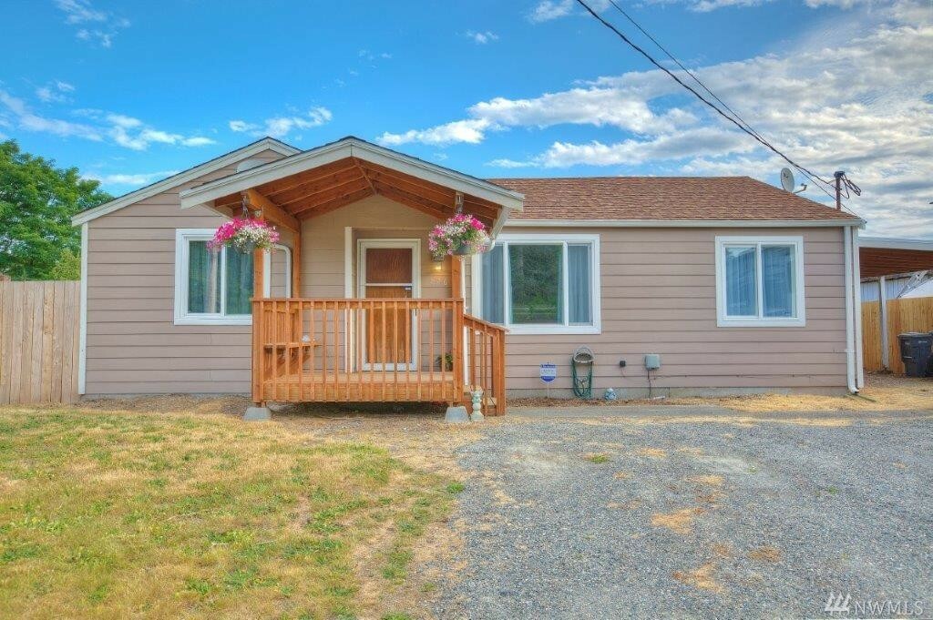 Property Photo:  826 S 194th St  WA 98148 