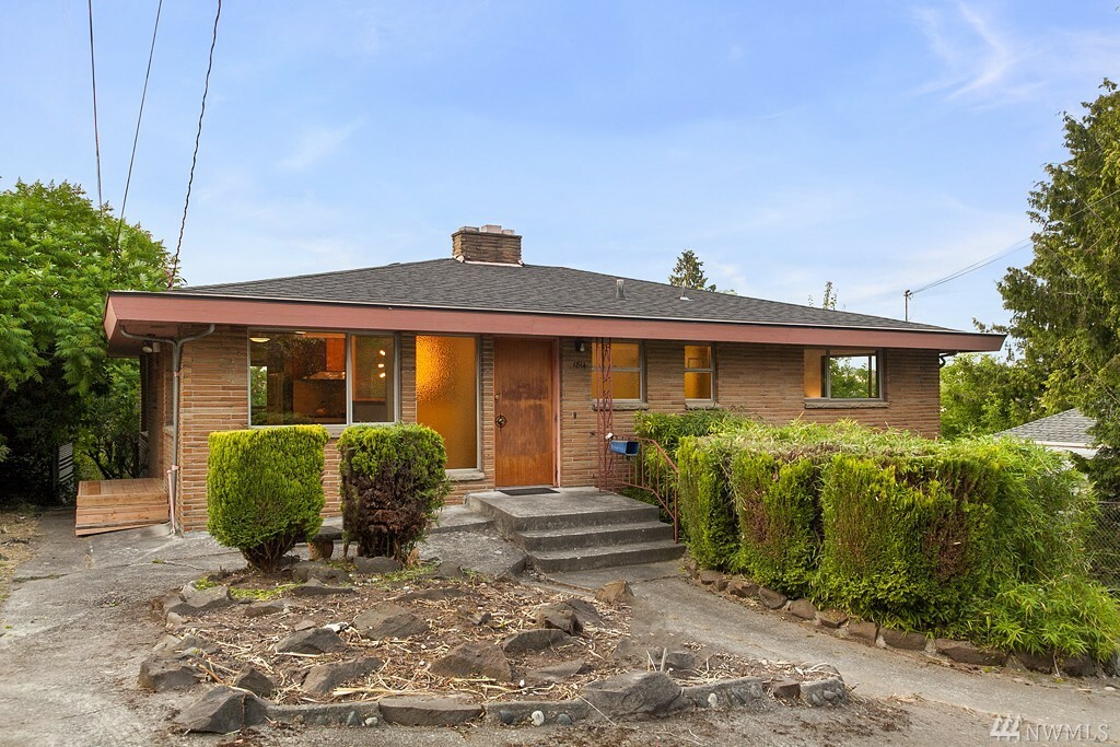 Property Photo:  1814 S College St  WA 98144 