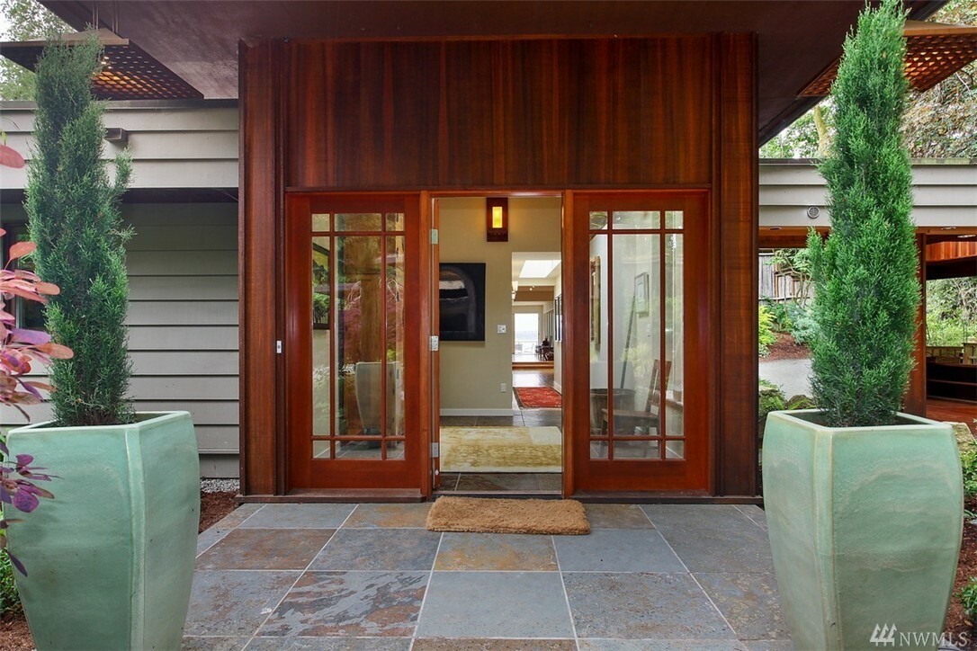Property Photo: 8986 Ferncliff Ave NE WA 98110