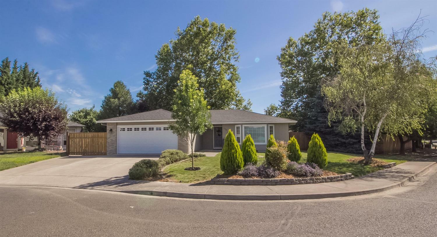 Property Photo: 105 Shadow Wood Court OR 97502