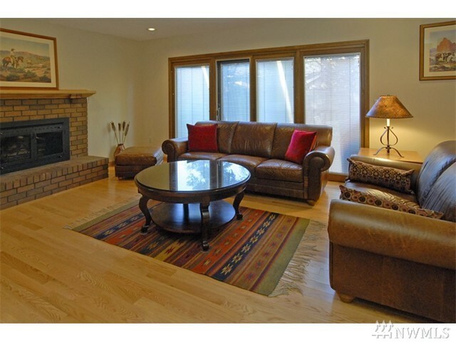 Property Photo: 17012 SE 40th Ct WA 98008