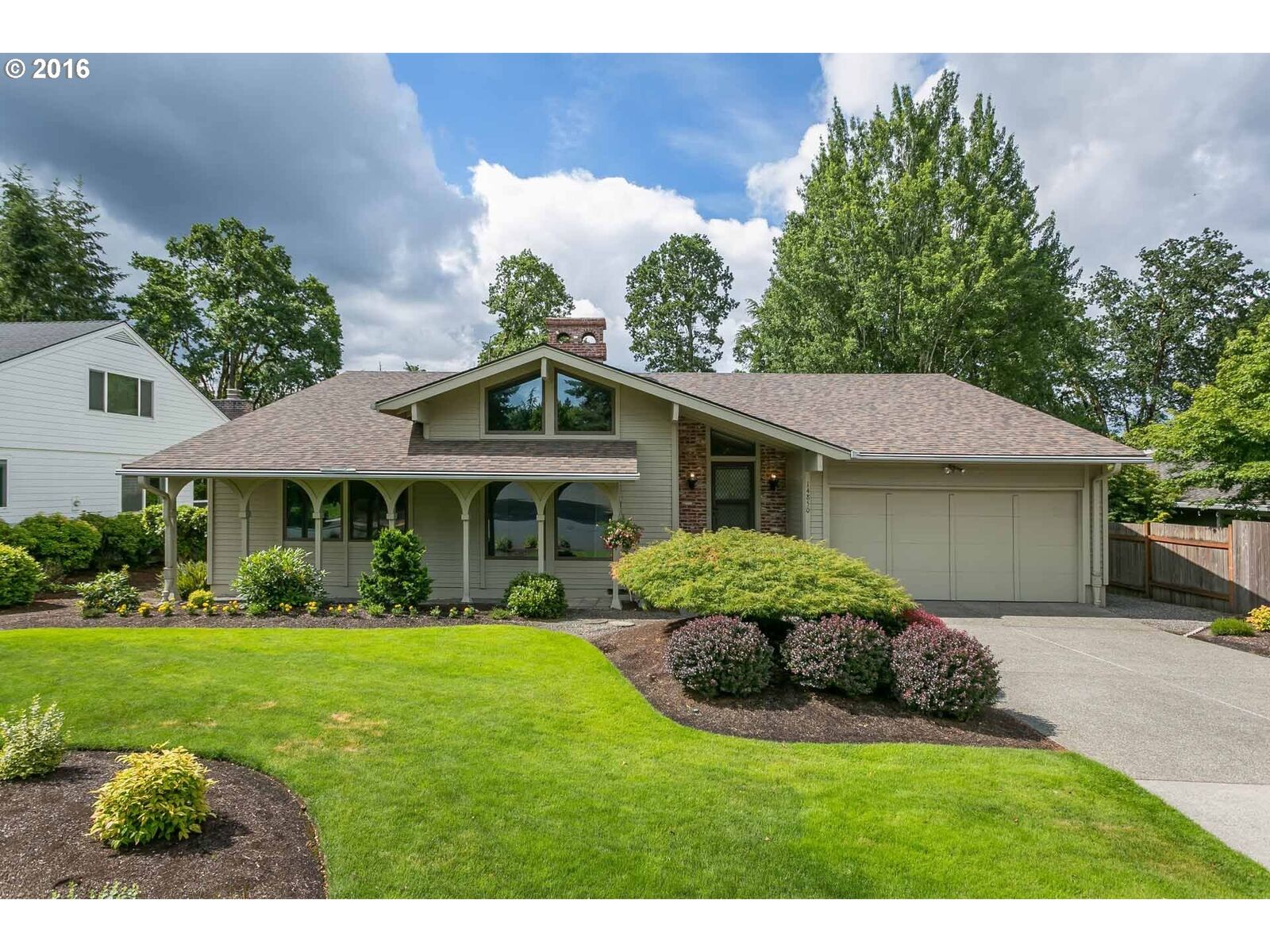 Property Photo: 14850 NW Oak Hills Dr OR 97006