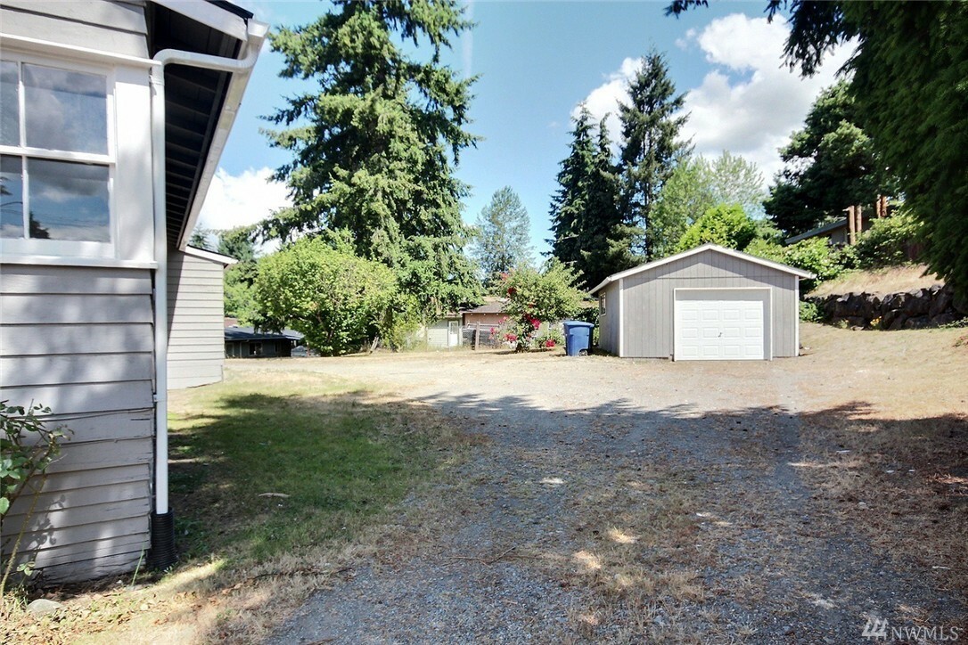 Property Photo:  2906 NE 5th Place  WA 98056 