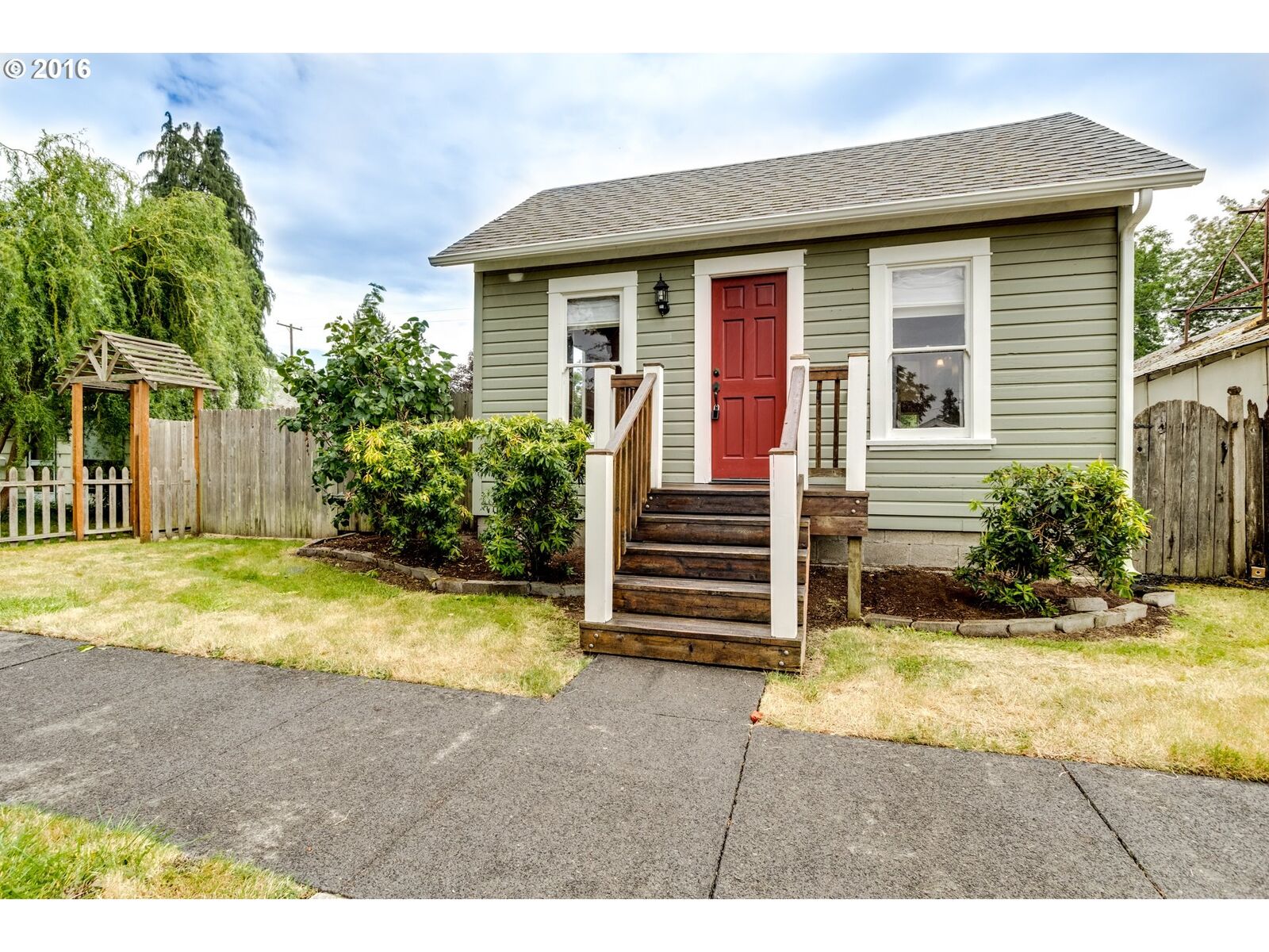 Property Photo:  621 F St  OR 97477 