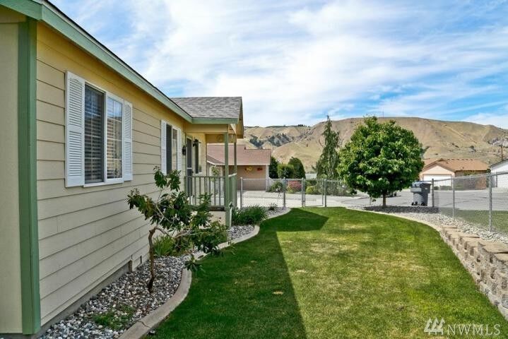 Property Photo:  617 S Lincoln Place  WA 98802 